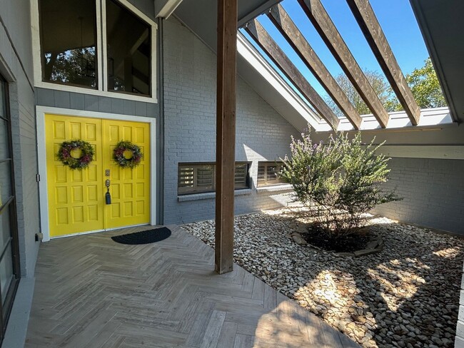 Primary Photo - Beautiful Home with Beautiful Views