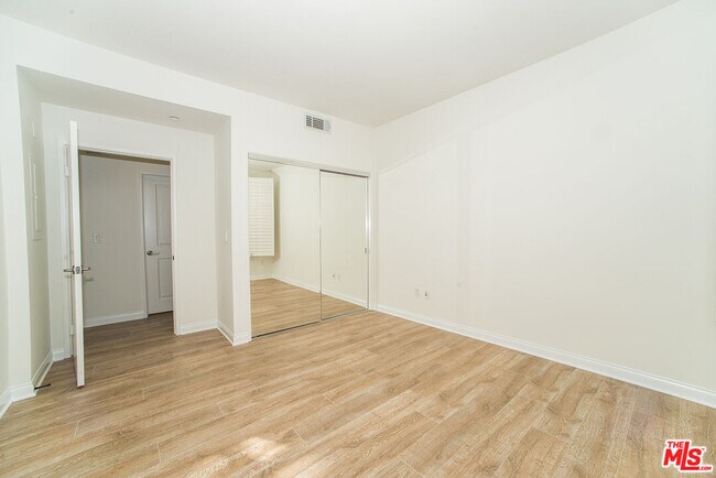 Building Photo - 5625 Crescent Park W