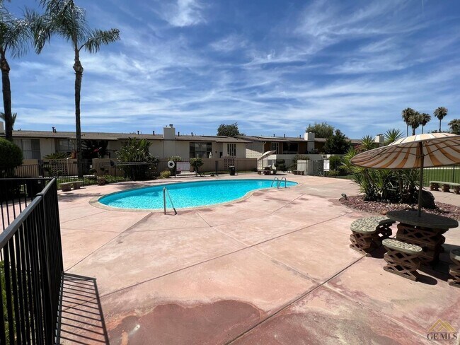 Building Photo - Beautiful Condo close to Memorial and Garces HS