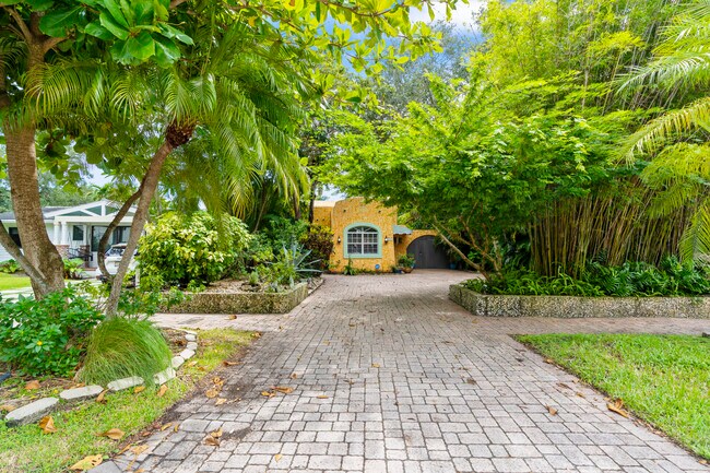 Building Photo - 614 SE 5th Ct