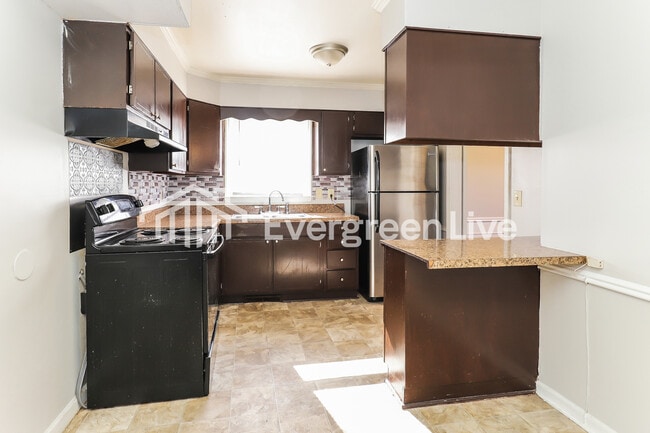 Building Photo - 1404 Larchmont Dr