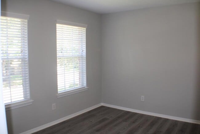 Building Photo - 2411 Rose Hollow Dr