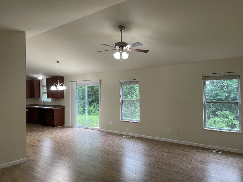 Building Photo - 60 Westhampton Ct