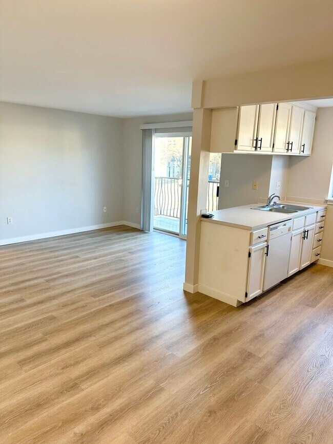 Building Photo - Sunny and Bright 1 bedroom, 1 bathroom Con...