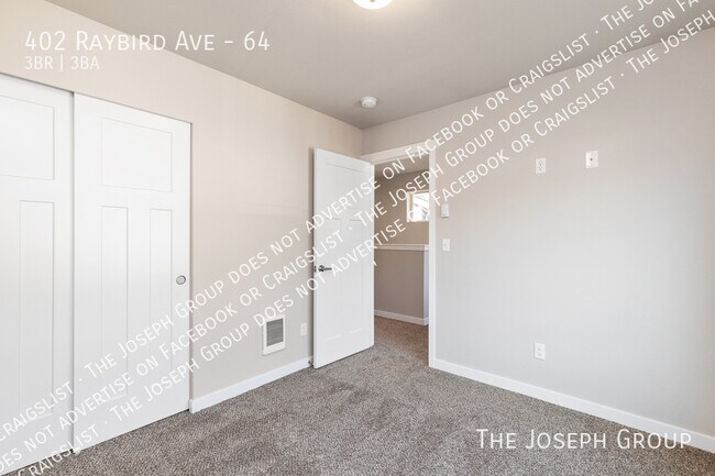 Building Photo - 402 Raybird Ave