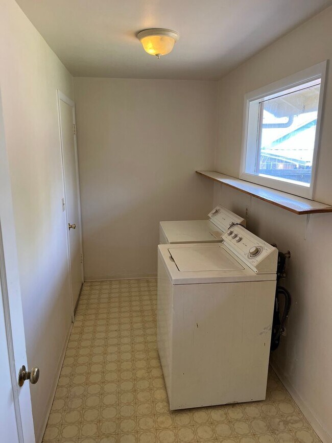 Building Photo - 3 Bedroom House in Southwest Eugene