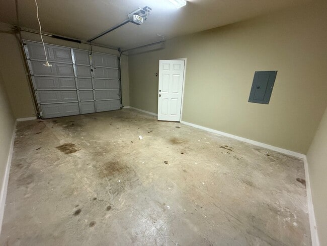 Building Photo - Spacious 3-bed/2-bath with Garage!