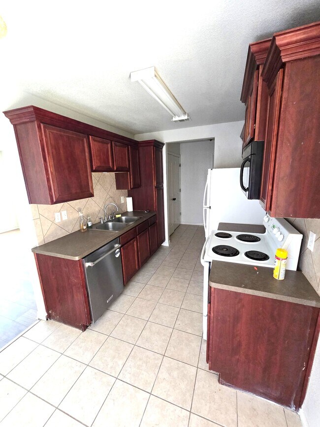 Building Photo - 6534 Westwood Village Dr