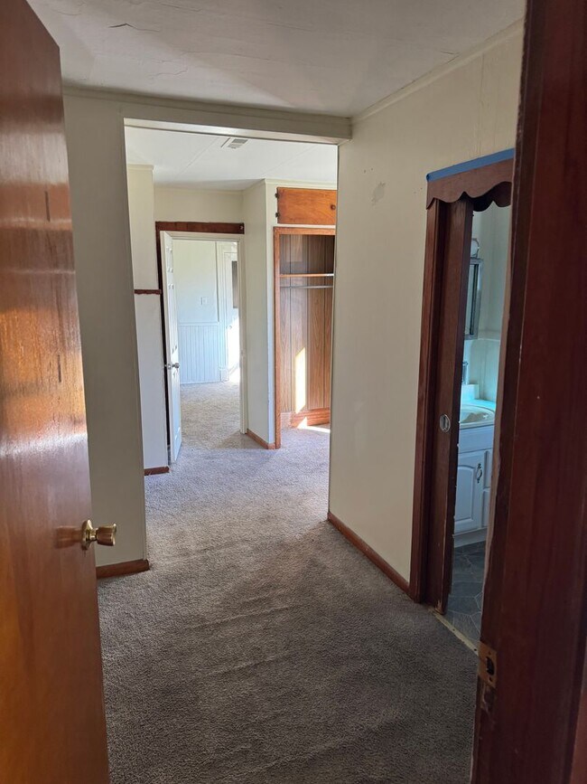 Building Photo - 3 bedroom 1 bath unit