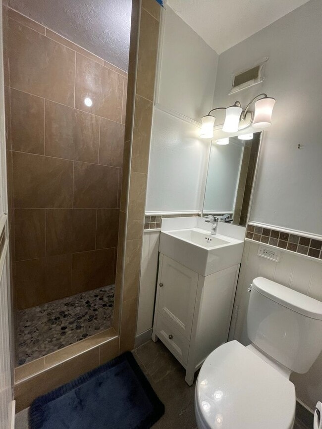 Building Photo - Queen Emma Gardens! Prince Tower! 1st floor Studio unit available now!