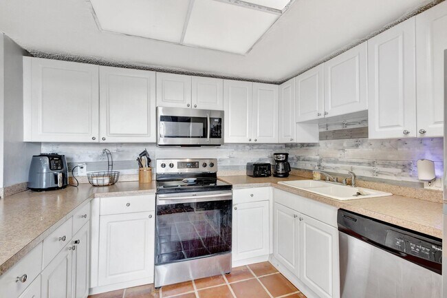 Building Photo - 1586 Shaker Cir