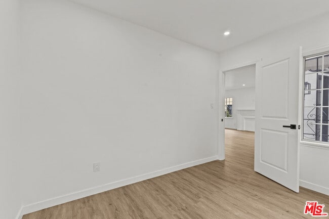 Building Photo - 542 N Genesee Ave