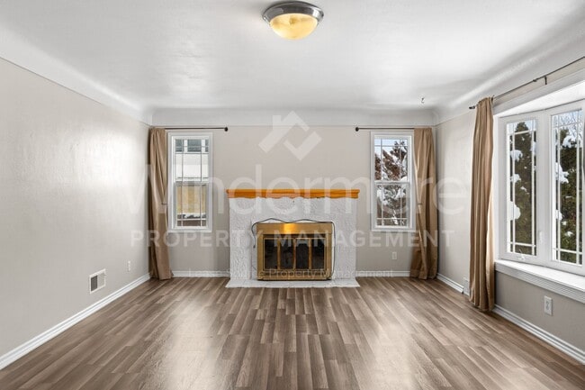 Building Photo - *MOVE IN SPECIAL * 1ST FULL MONTH FREE* Great 3-Bedroom Home IN The Garland District