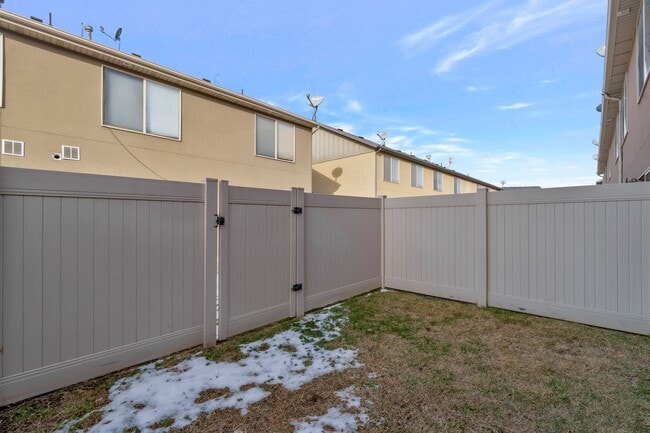 Building Photo - Amazing 2 Bed - 2.5 Bath Townhome in West Haven! Available NOW!