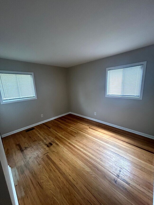 Building Photo - Beautiful 3-Bed Home in Prime Jeffersontown Location!