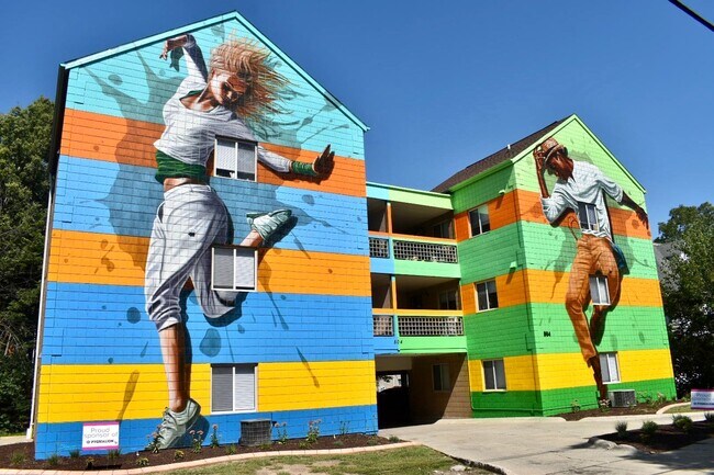 Interior Photo - 804 W Illinois St