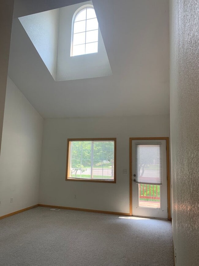 Building Photo - Beautiful 2 Bedroom + Loft  End Unit Townhome in Loveland!