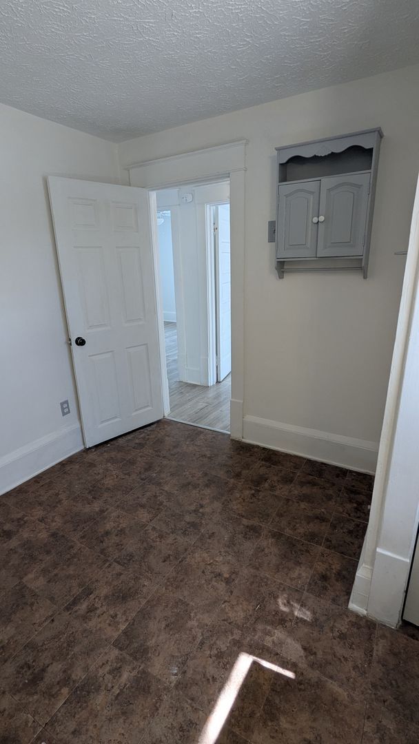 Building Photo - Discover this well-maintained 3-bedroom, 1-bath home in Akron