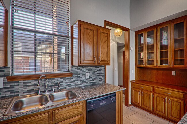 Building Photo - Beautiful house in Yukon 3 bed and 2 bath