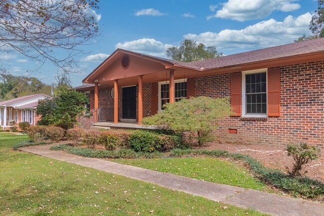 Building Photo - 204 Lake Cir Dr