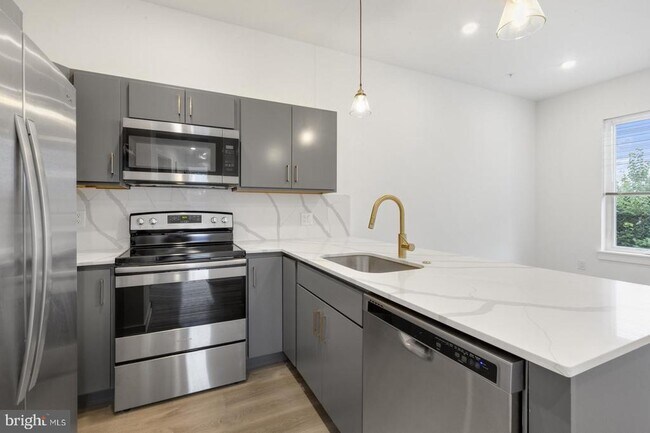 Primary Photo - 2046 E Lehigh Ave
