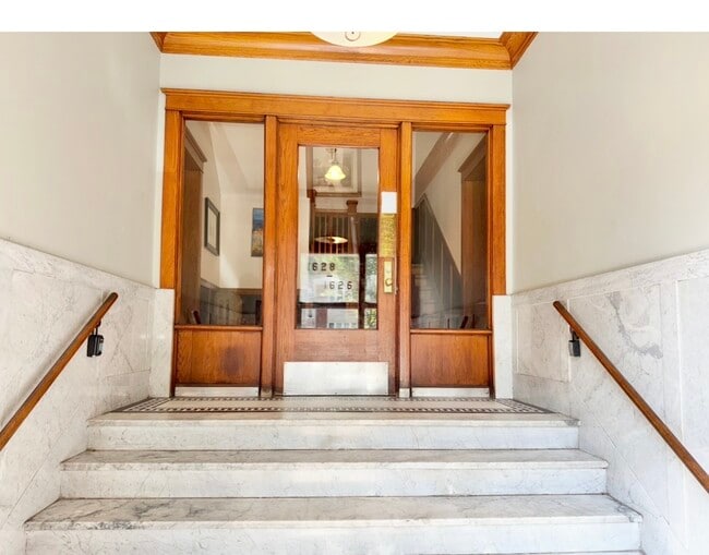 Building Photo - 1626 W Rascher Ave