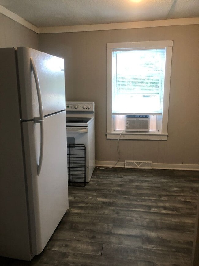 Building Photo - **Holiday Move-in Special**$500 off the first full month's rent!