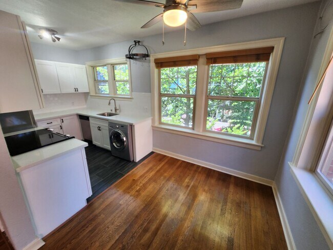 Building Photo - Queen's Court | A/C + Den | Renovated Kitc...