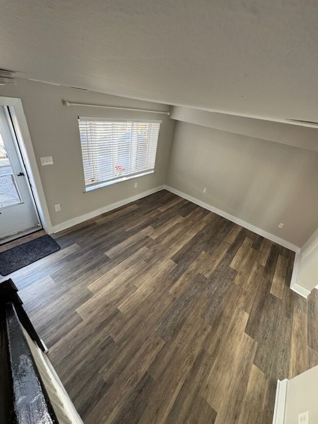 Building Photo - Beauty in Marconi Park West 3 Beds finishe...