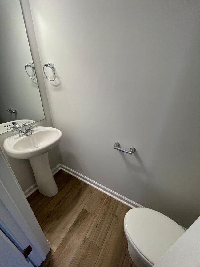 Building Photo - Charming 3 Bedroom Home Located in Raleigh