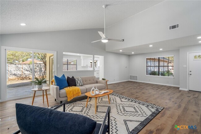 Building Photo - 101 N Kings Canyon Dr