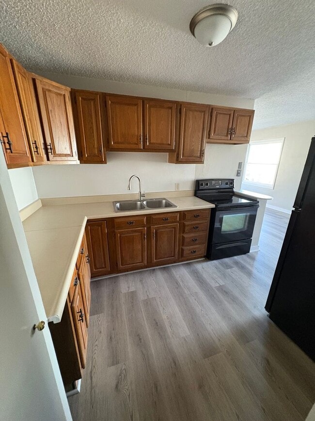 Building Photo - 2 Bedroom 1 Bathroom Updated Duplex