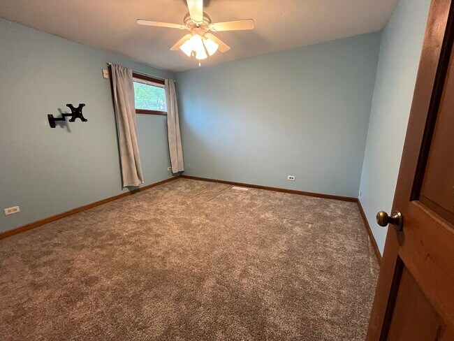 Building Photo - 556 Beaconsfield Ave