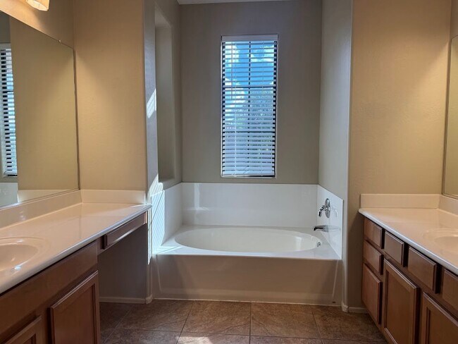 Building Photo - Gated Phoenix Gem with Community Pool and Spacious Kitchen