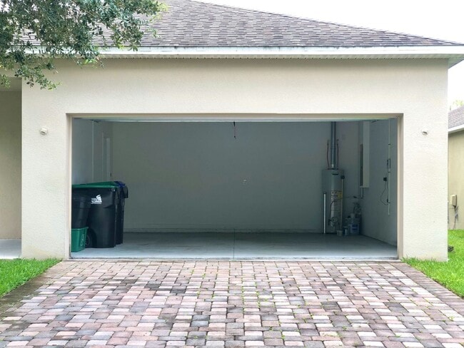 Building Photo - Beautiful 3/2 Spacious Home with a Covered...