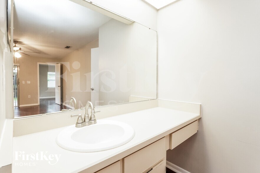 Building Photo - 10625 Wyndcliff Dr