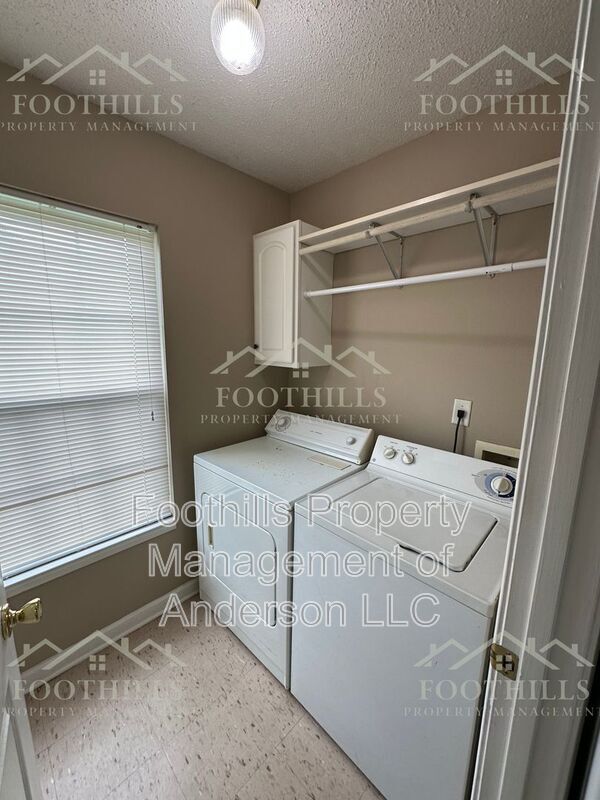 Building Photo - 1419 Oak Hill Dr