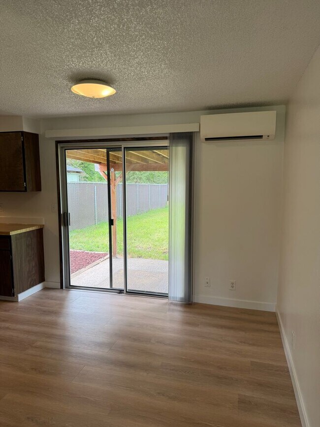 Building Photo - Updated single level 2 bed/1 bath duplex in Thurston!
