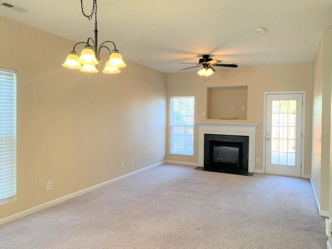 Building Photo - ~~ Charming Townhome @ Brightwood Farms ~~