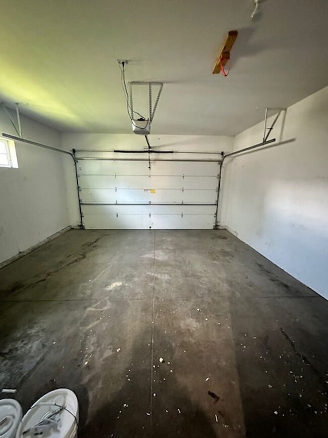 Building Photo - Beautiful 4 bedroom townhome