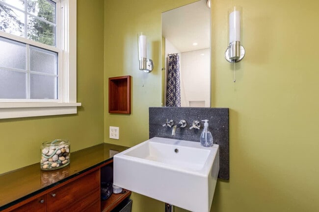 Building Photo - 3701 SW Henderson St