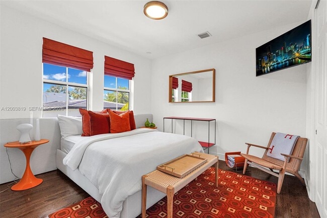 Building Photo - 2143 N Bay Rd