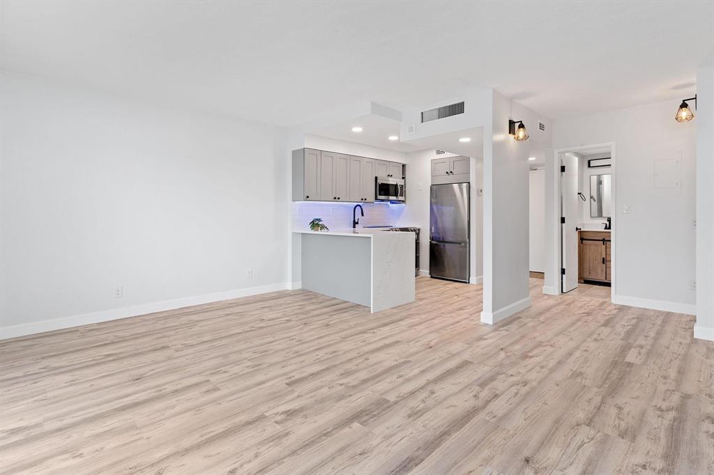 Building Photo - 2900 NE 30th St