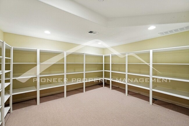 Building Photo - Luxury Meets Location – Impeccable 5BR Hom...