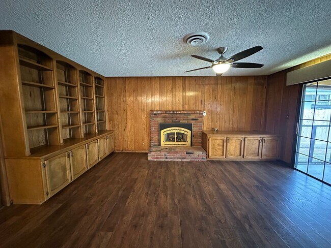 Building Photo - SW Visalia home available soon