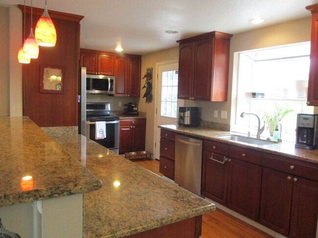Building Photo - 3 Bedroom, 2.5 bathroom split level home in University Place