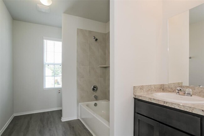 Building Photo - 8807 Red Oak Dr