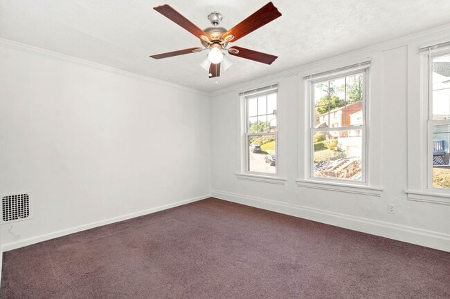 Building Photo - Gorgeous 3 Bedroom House in Beechview available July 1!