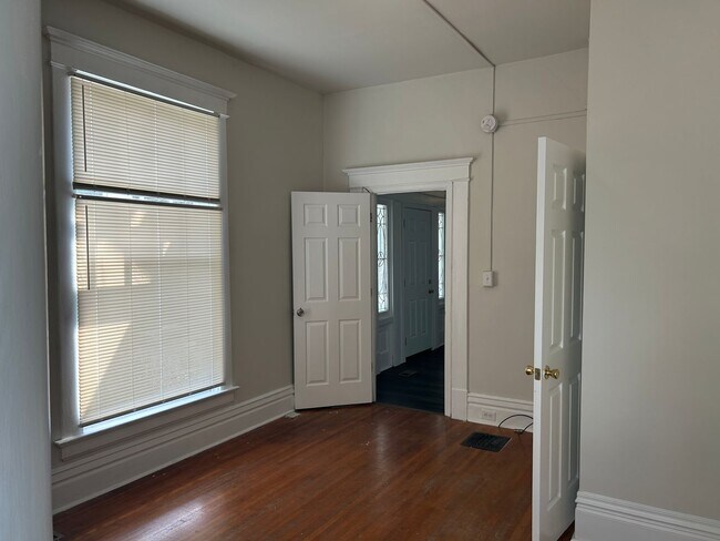 Building Photo - 418 E Maxwell St