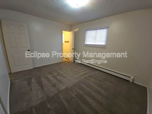 Building Photo - 208 Maple Dr
